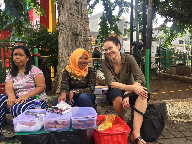 Toimittaja Rita Strömmer Indonesiassa haastattelemassa paikallisia asukkaita.