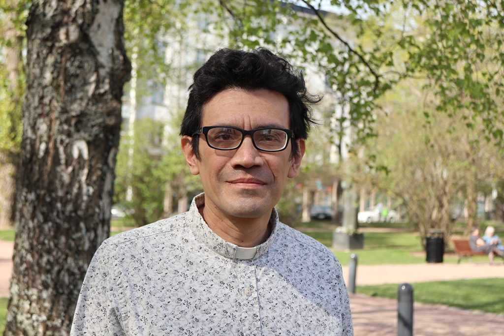 Kolumbialainen pastori John Hernandéz